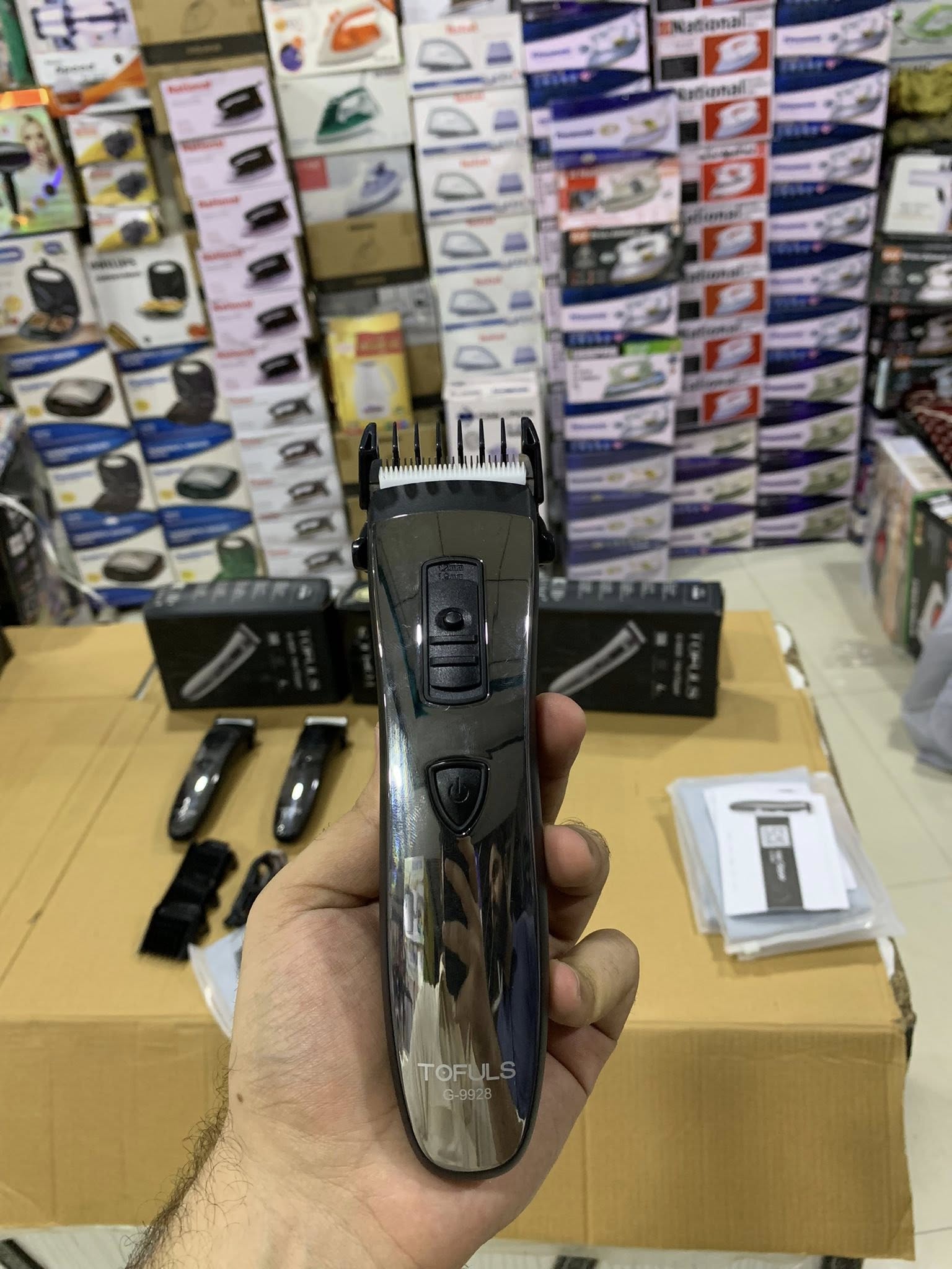 TOFlUS Professional Digital Trimmer – USA Brand, Lithium Battery, 4 Comb Set, Salon-Grade Grooming Machine