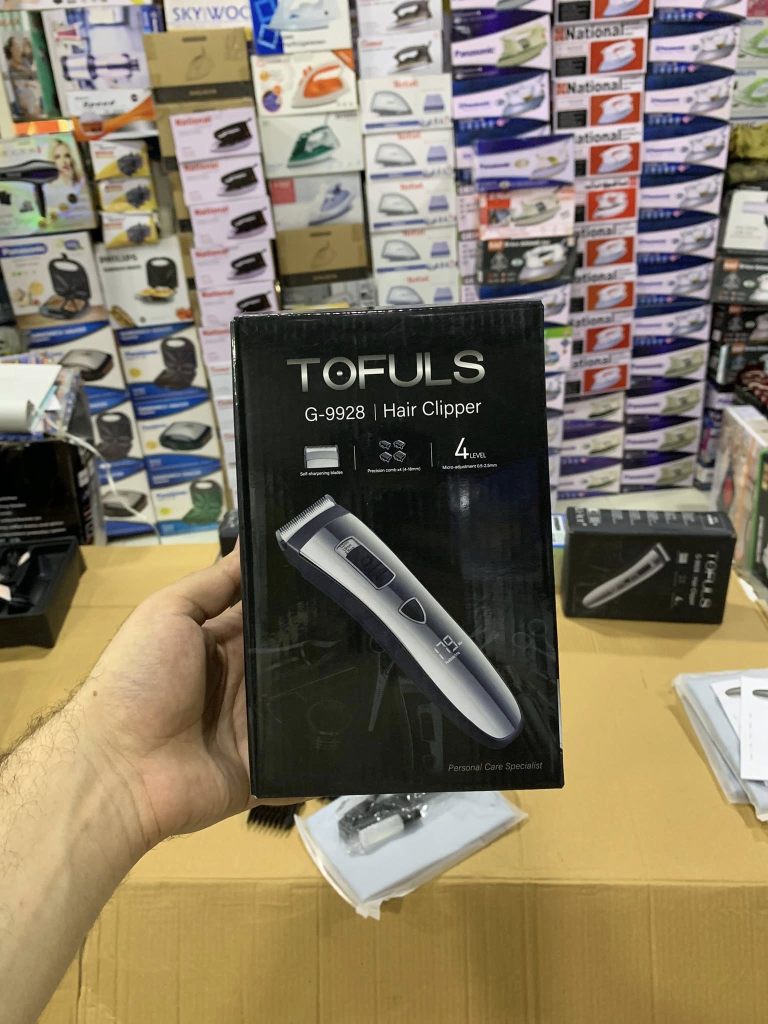 TOFlUS Professional Digital Trimmer – USA Brand, Lithium Battery, 4 Comb Set, Salon-Grade Grooming Machine